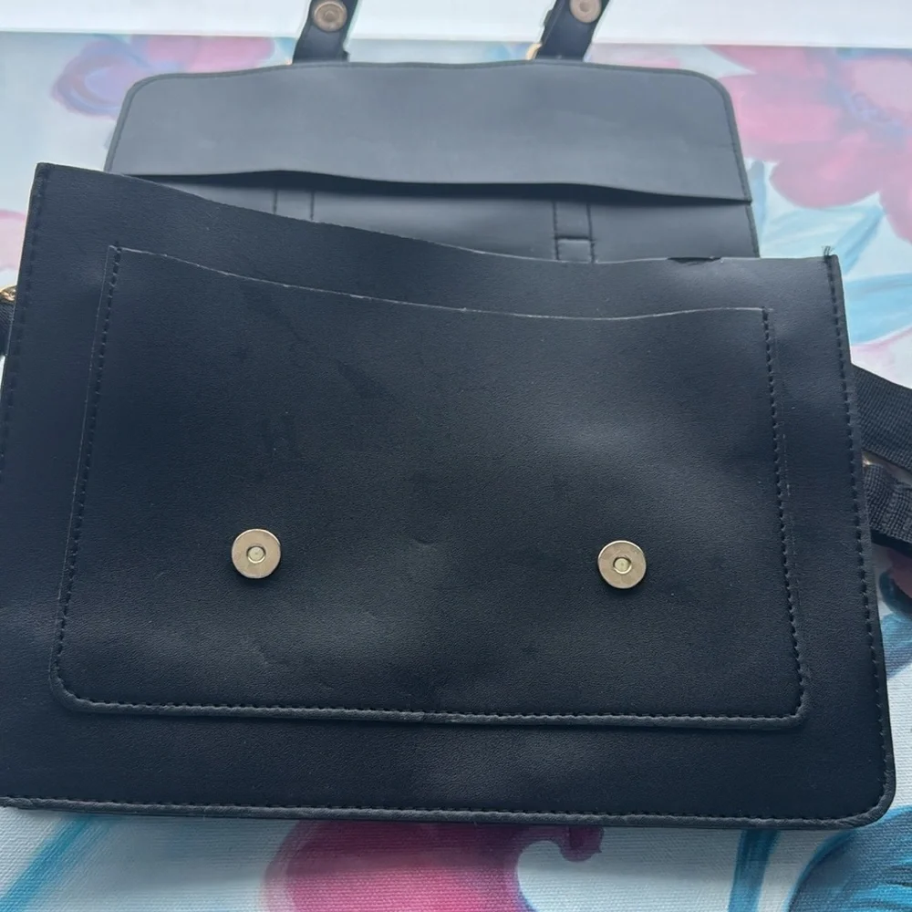 Harry Potter Hogwarts black bag with adjustable shoulder strap and card case